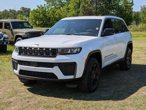 Bright White Clearcoat 2026 Jeep Grand Cherokee Laredo