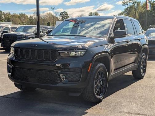 2025 Jeep Grand Cherokee Laredo