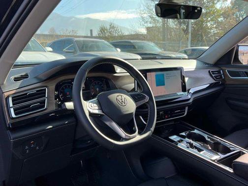 Deep Black 2026 Volkswagen Atlas 2.0T SE w/Technology 4MOTION