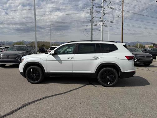 Opal White 2026 Volkswagen Atlas 2.0T SE w/Technology 4MOTION