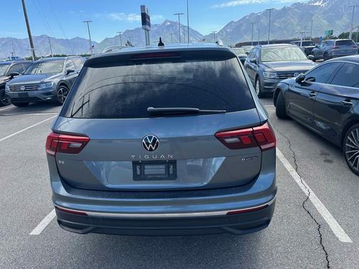 Platinum Gray Metallic 2022 Volkswagen Tiguan 2.0T SE 4MOTION