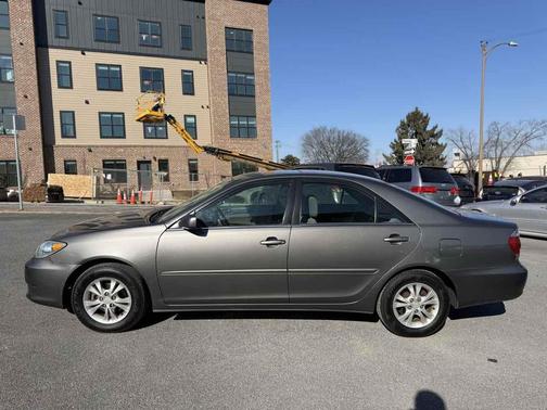 2005 Toyota Camry LE V6