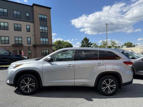 Celestial Silver Metallic 2017 Toyota Highlander LE