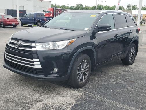 Midnight Black Metallic 2018 Toyota Highlander XLE