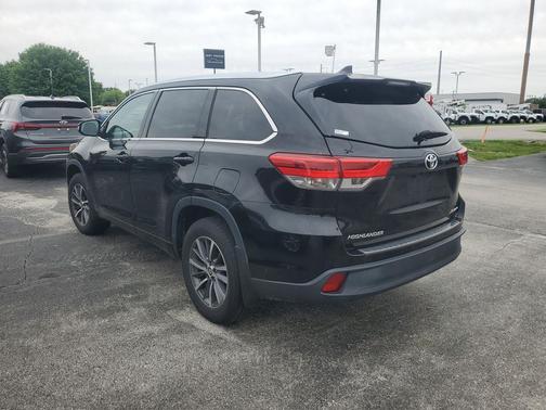 Midnight Black Metallic 2018 Toyota Highlander XLE