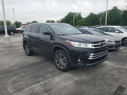 Midnight Black Metallic 2018 Toyota Highlander XLE