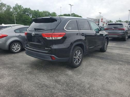 Midnight Black Metallic 2018 Toyota Highlander XLE