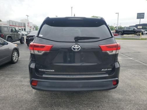 Midnight Black Metallic 2018 Toyota Highlander XLE