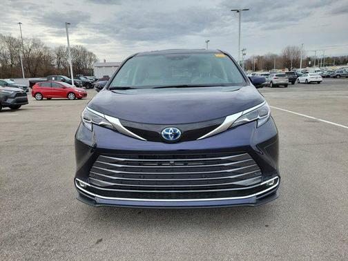 2025 Toyota Sienna Platinum