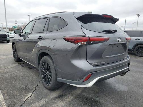 Magnetic Gray Metallic 2025 Toyota Highlander XSE