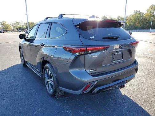 Magnetic Gray Metallic 2024 Toyota Highlander XLE