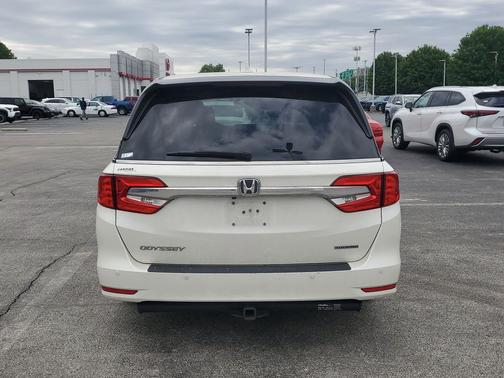 White Diamond Pearl 2018 Honda Odyssey Touring