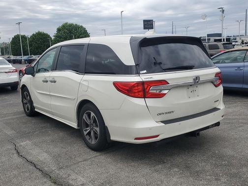 White Diamond Pearl 2018 Honda Odyssey Touring