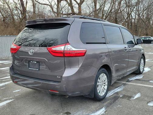 2017 Toyota Sienna XLE