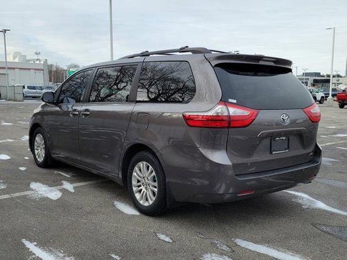 2017 Toyota Sienna XLE
