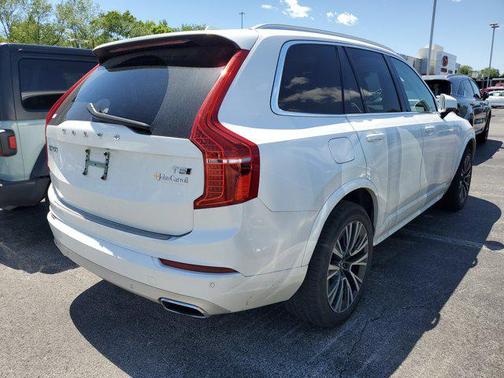 Crystal White Metallic 2020 Volvo XC90 T5 Momentum