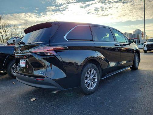 2021 Toyota Sienna LE