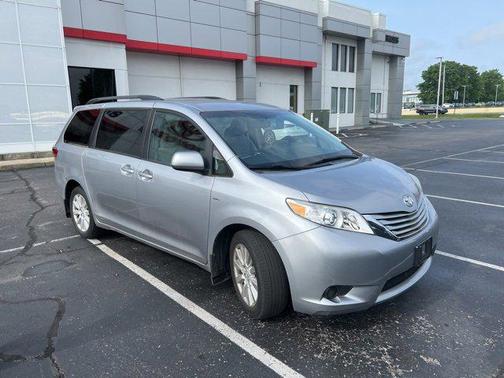 2017 Toyota Sienna LE