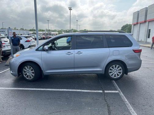 2017 Toyota Sienna LE