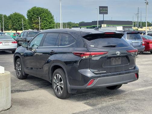 Midnight Black Metallic 2025 Toyota Highlander XLE