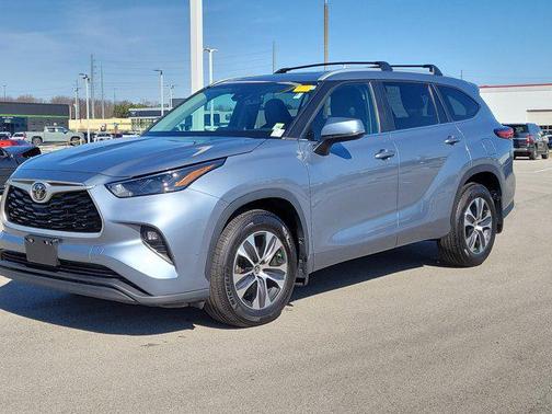 Moon Dust 2023 Toyota Highlander XLE