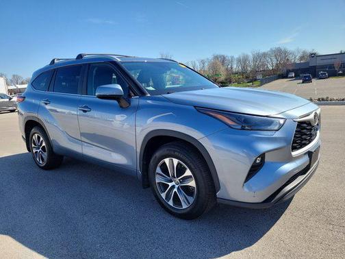 Moon Dust 2023 Toyota Highlander XLE