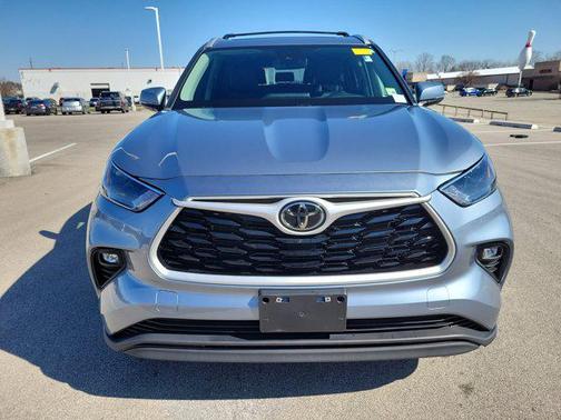 Moon Dust 2023 Toyota Highlander XLE