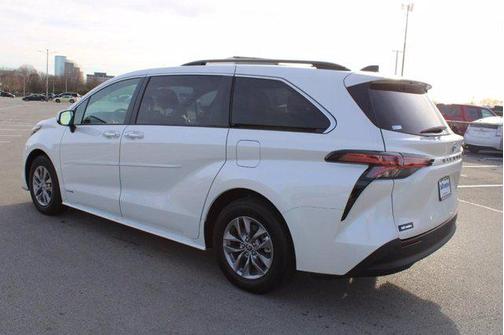 Blizzard Pearl 2021 Toyota Sienna XLE