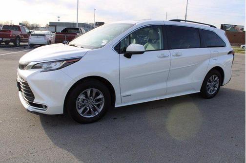 Blizzard Pearl 2021 Toyota Sienna XLE