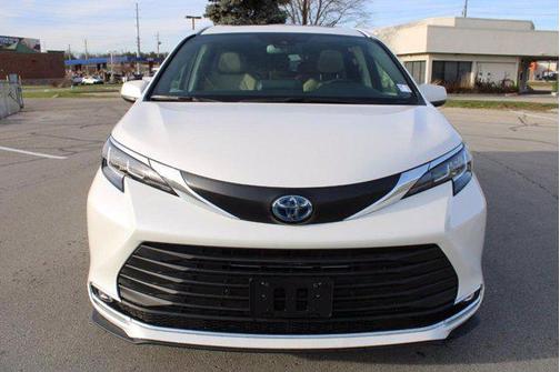 Blizzard Pearl 2021 Toyota Sienna XLE