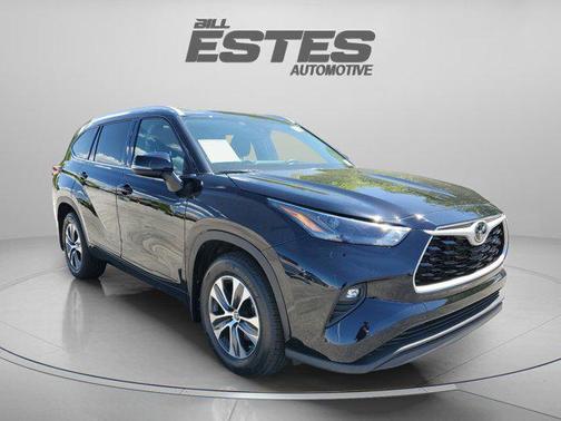 Midnight Black Metallic 2022 Toyota Highlander XLE