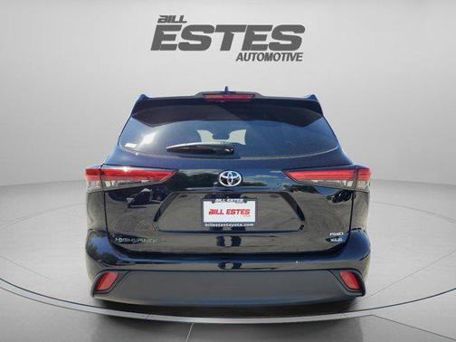 Midnight Black Metallic 2022 Toyota Highlander XLE