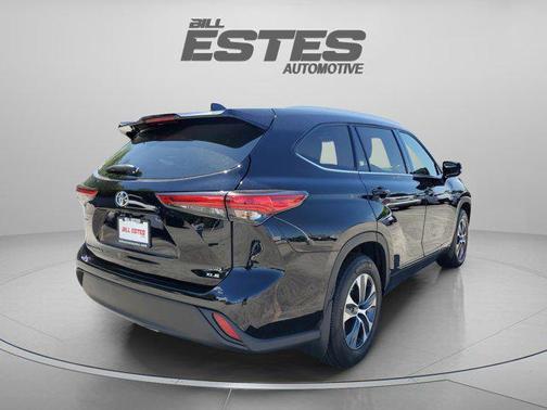 Midnight Black Metallic 2022 Toyota Highlander XLE