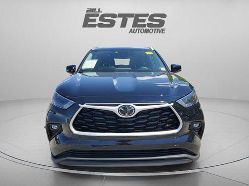 Midnight Black Metallic 2022 Toyota Highlander XLE