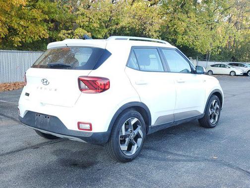 2022 Hyundai VENUE SEL
