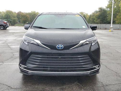 2025 Toyota Sienna Platinum 7 Passenger