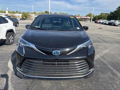 2025 Toyota Sienna Platinum 7 Passenger