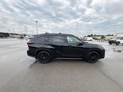 Midnight Black Metallic 2026 Toyota Highlander XSE