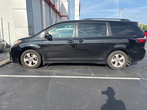 2019 Toyota Sienna LE