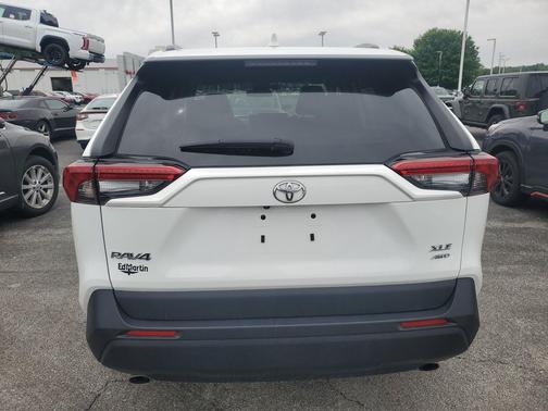Ice Cap 2023 Toyota RAV4 XLE