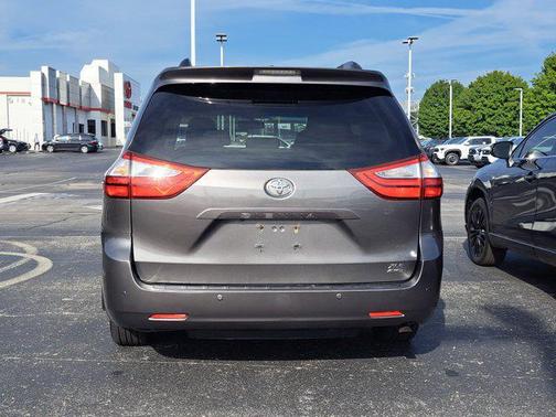 2017 Toyota Sienna XLE