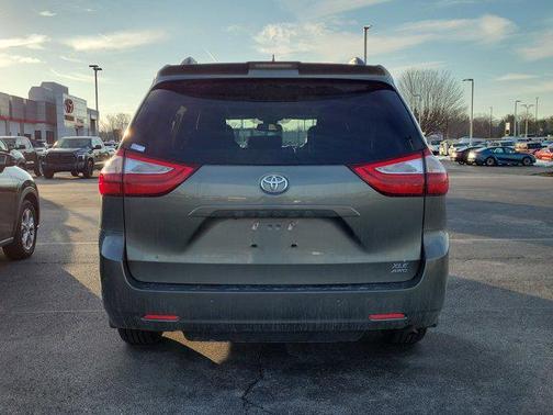2018 Toyota Sienna XLE