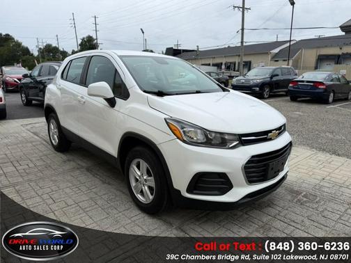 Summit White 2018 Chevrolet Trax LS
