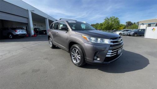 Predawn Gray Mica 2018 Toyota Highlander XLE