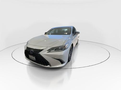 2022 Lexus ES 300h Base