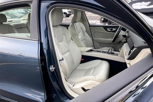 2024 Volvo S60 B5 Plus Dark Theme