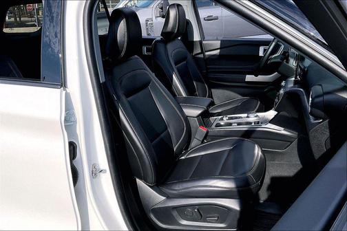 Star White Metallic Tri-Coat 2023 Ford Explorer XLT