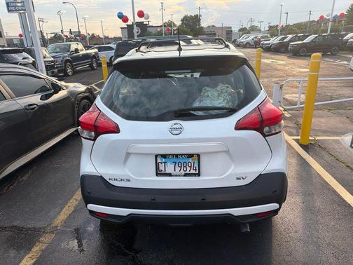 Aspen White/Super Black 2020 Nissan Kicks SR