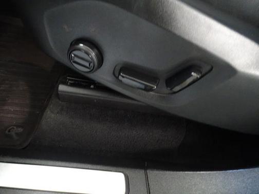 Crystal White Metallic 2023 Volvo XC90 B5 Core