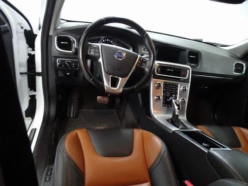 2017 Volvo V60 Cross Country T5